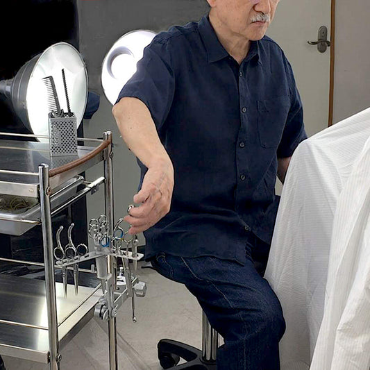 スツールで施術時はシザーケースを腰の高さに取り付ける